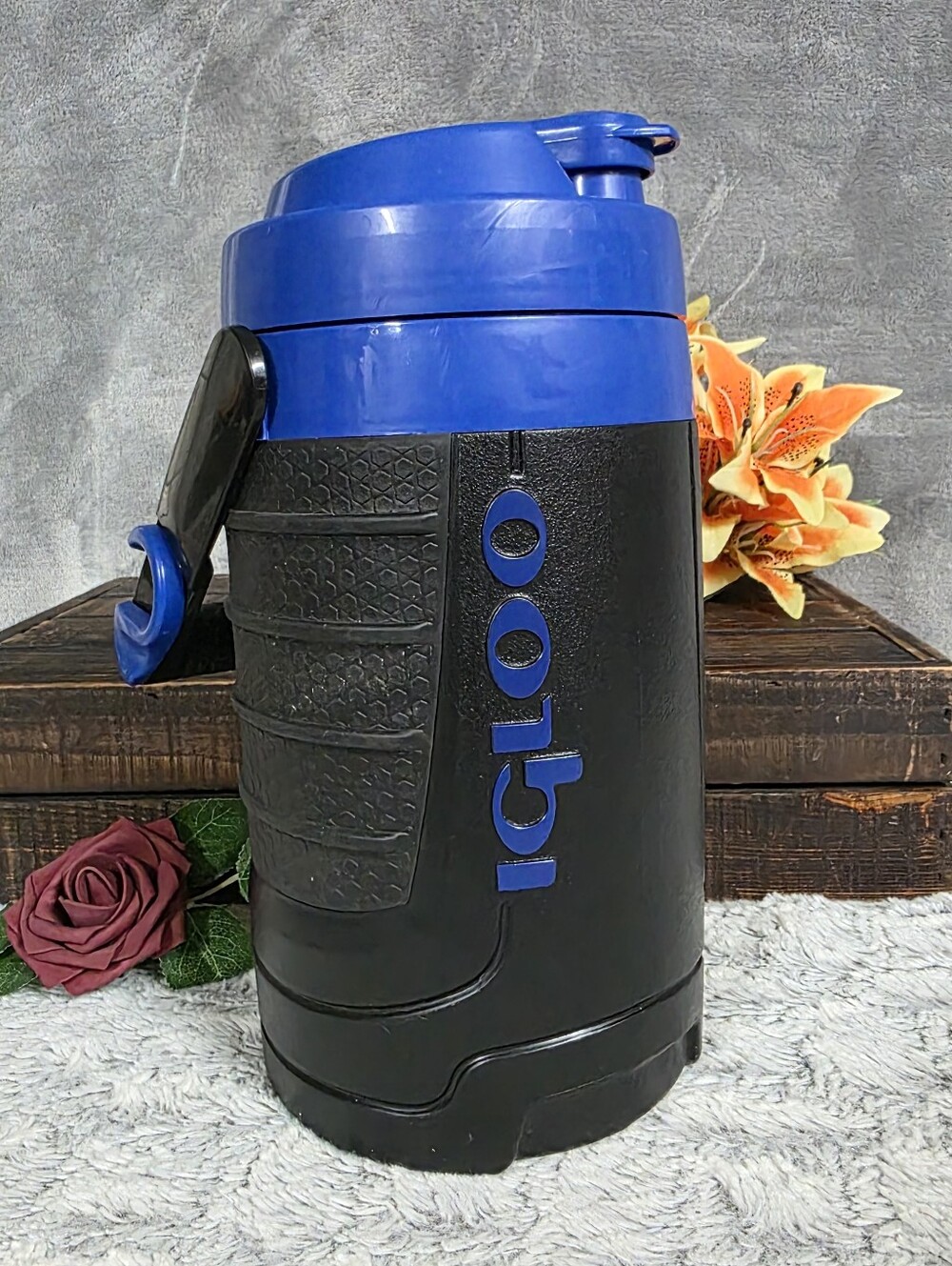 Igloo 1/2 Gallon Water Jug Drink Bottle Large Size Black and Blue